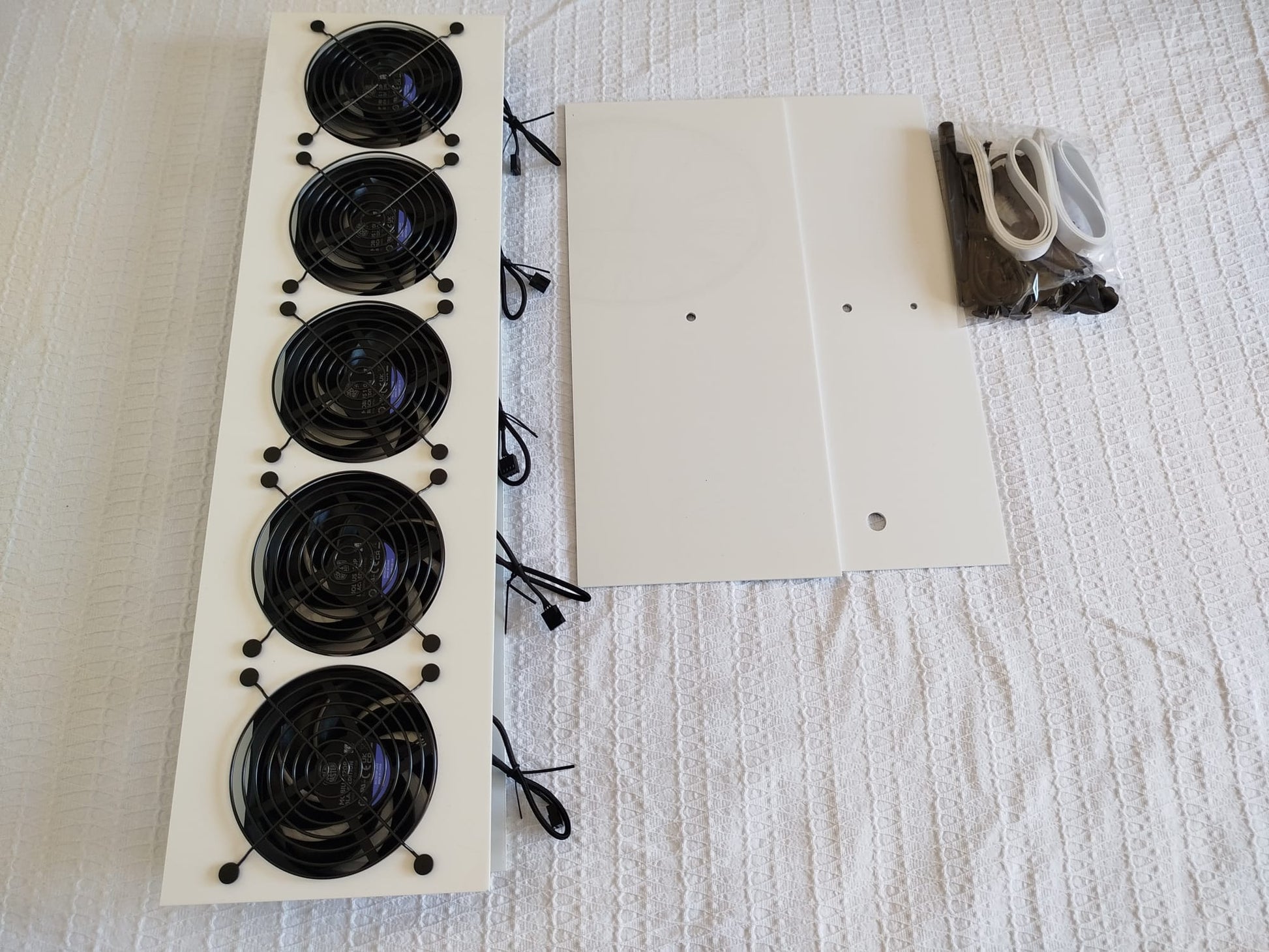 Luggable Fan Panel Blanc — full kit with hardware