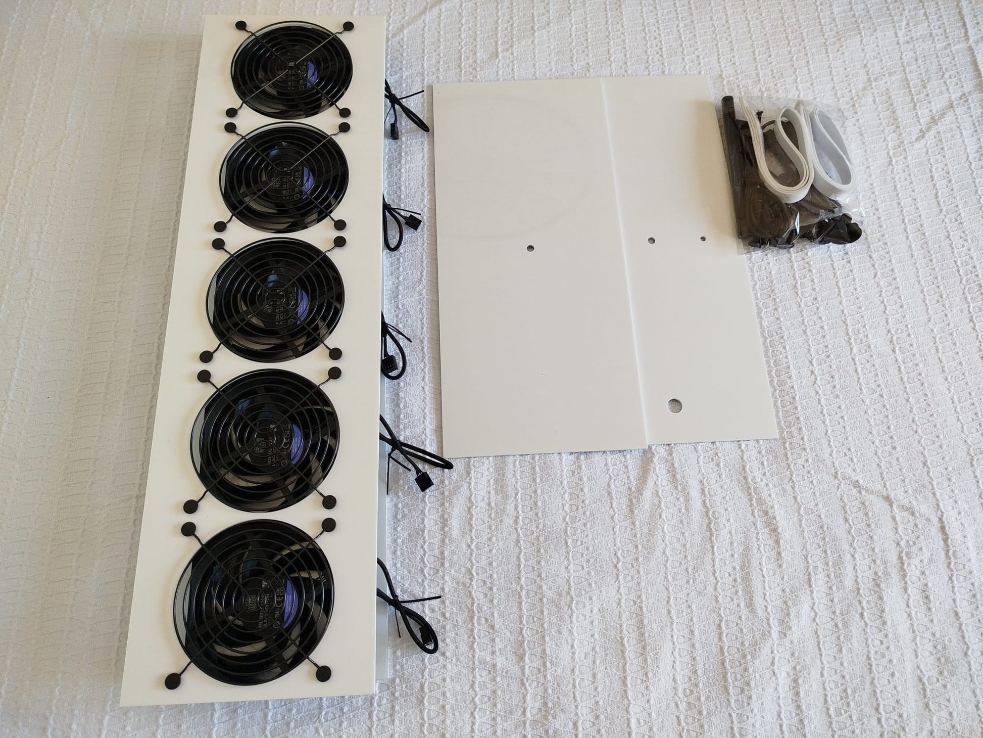 Luggable Fan Panel Blanc — 5 fans on white acrylic board