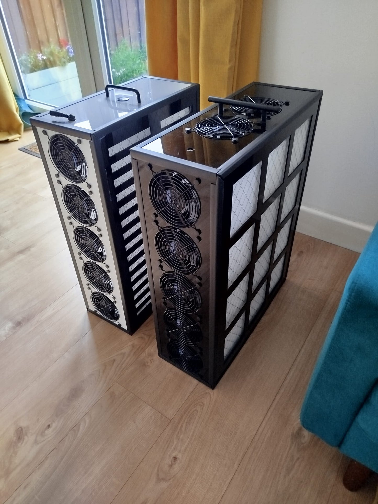 Luggable Ultra XL Blanc and Obsidian air purifiers side by side
