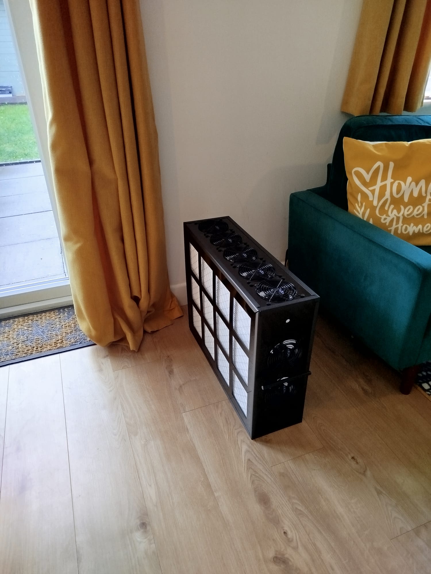 Luggable Ultra XL Obsidian air purifier in a UK living room