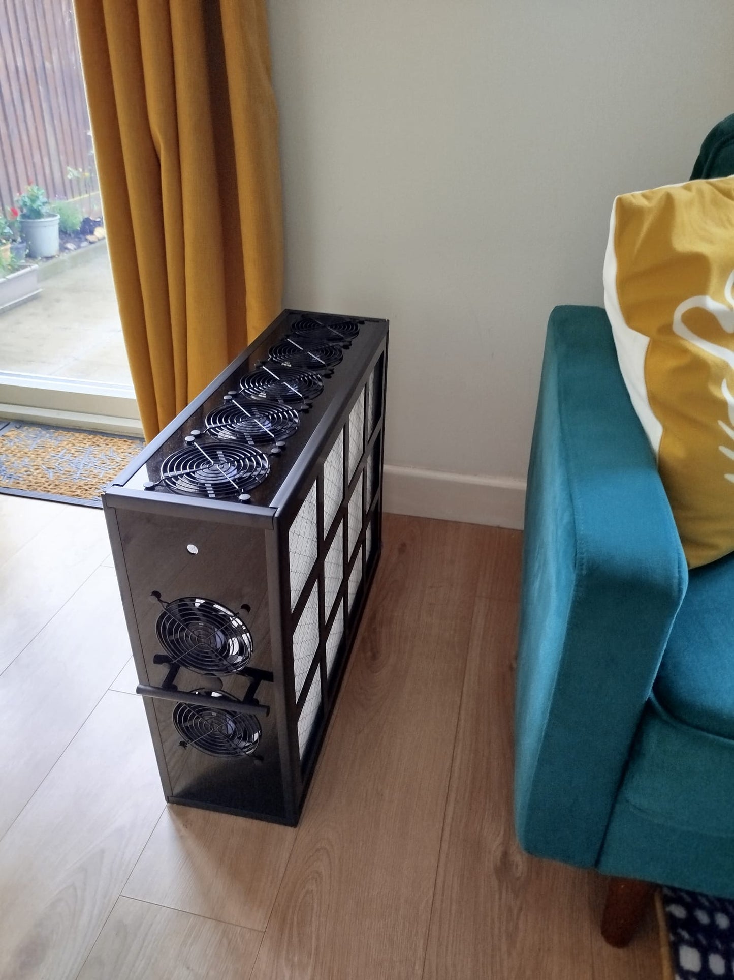 Luggable Ultra XL Obsidian air purifier in a UK living room
