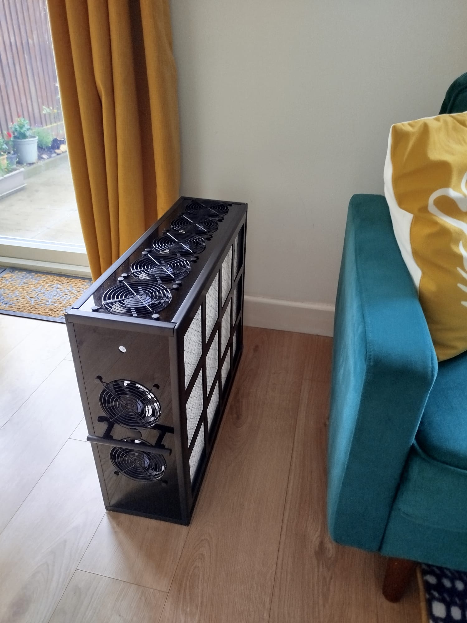Luggable Ultra XL Obsidian air purifier in a UK living room